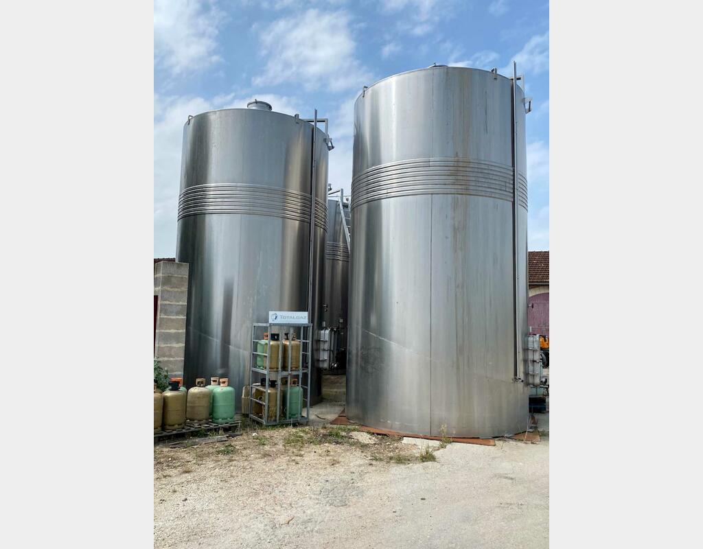304 stainless steel tank - Temperature controlled - Sloped bottom