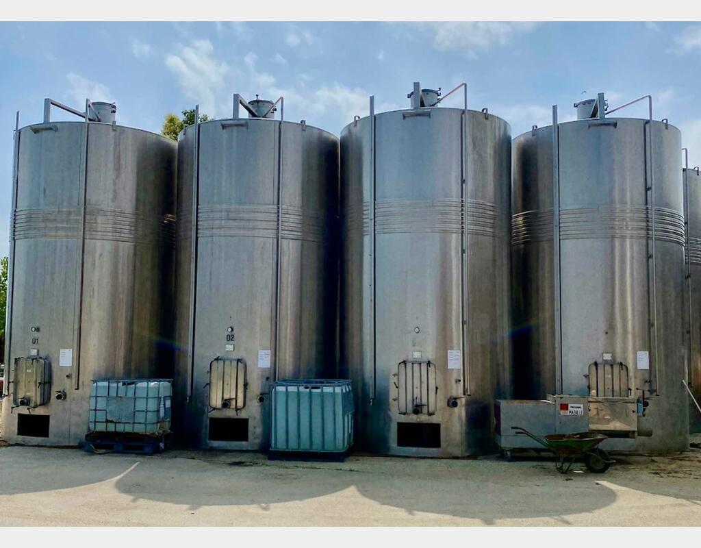 304 stainless steel tank - Temperature controlled - Sloped bottom