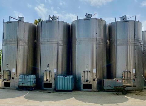 304 stainless steel tank - Temperature controlled - Sloped bottom