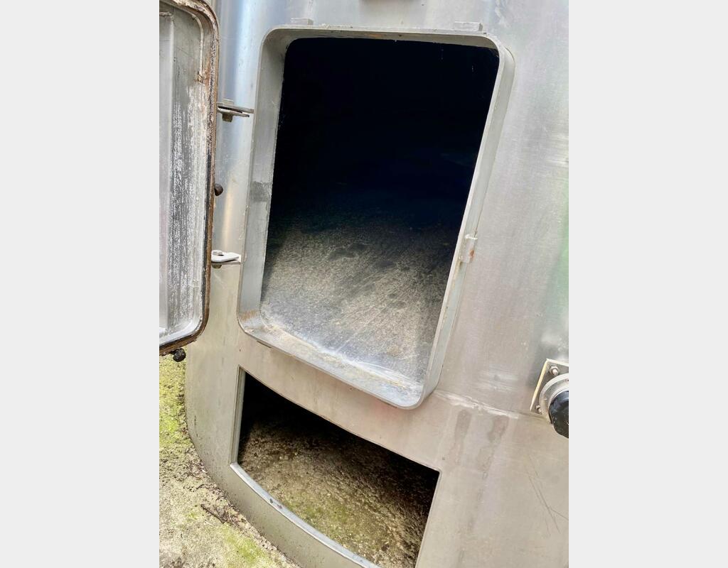 304 stainless steel tank - Temperature controlled - Sloped bottom
