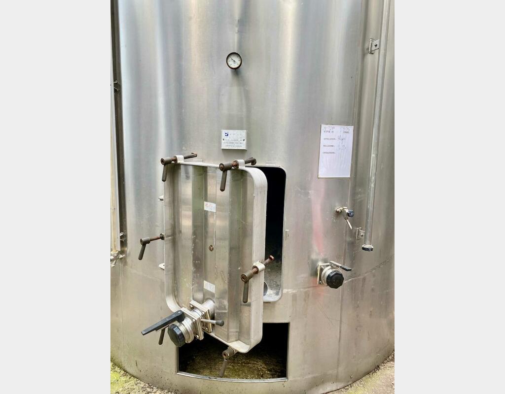 304 stainless steel tank - Temperature controlled - Sloped bottom