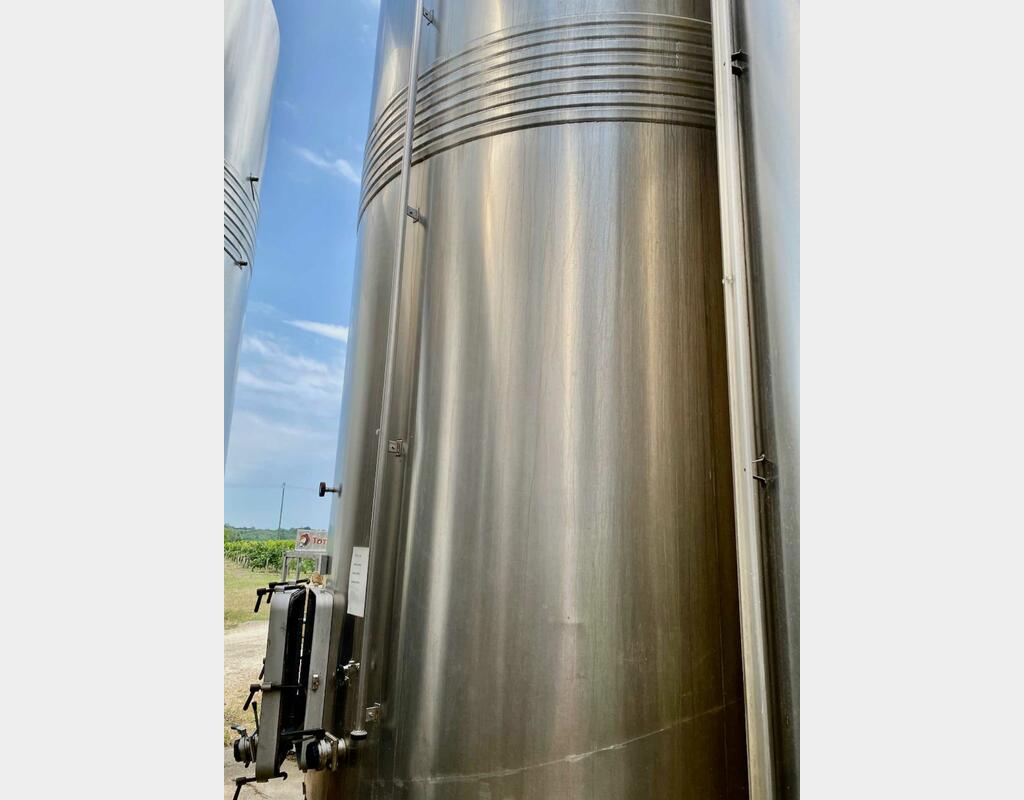 304 stainless steel tank - Temperature controlled - Sloped bottom