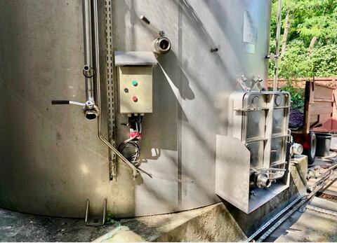 Stainless steel tank - Skirted spoon base - Storage