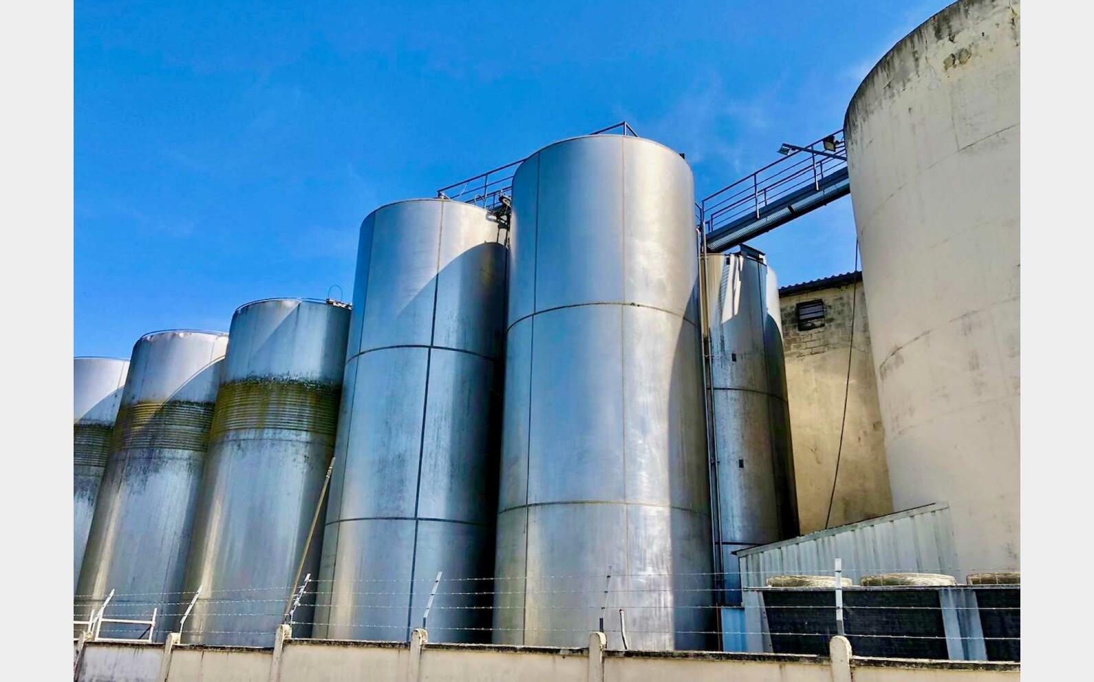 Cuve inox - Fond plat avec boitard 800 HL (80 000 litres)
