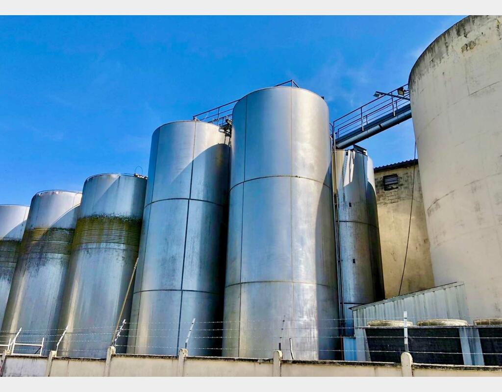 Cuve inox - Fond plat avec boitard 800 HL (80 000 litres)