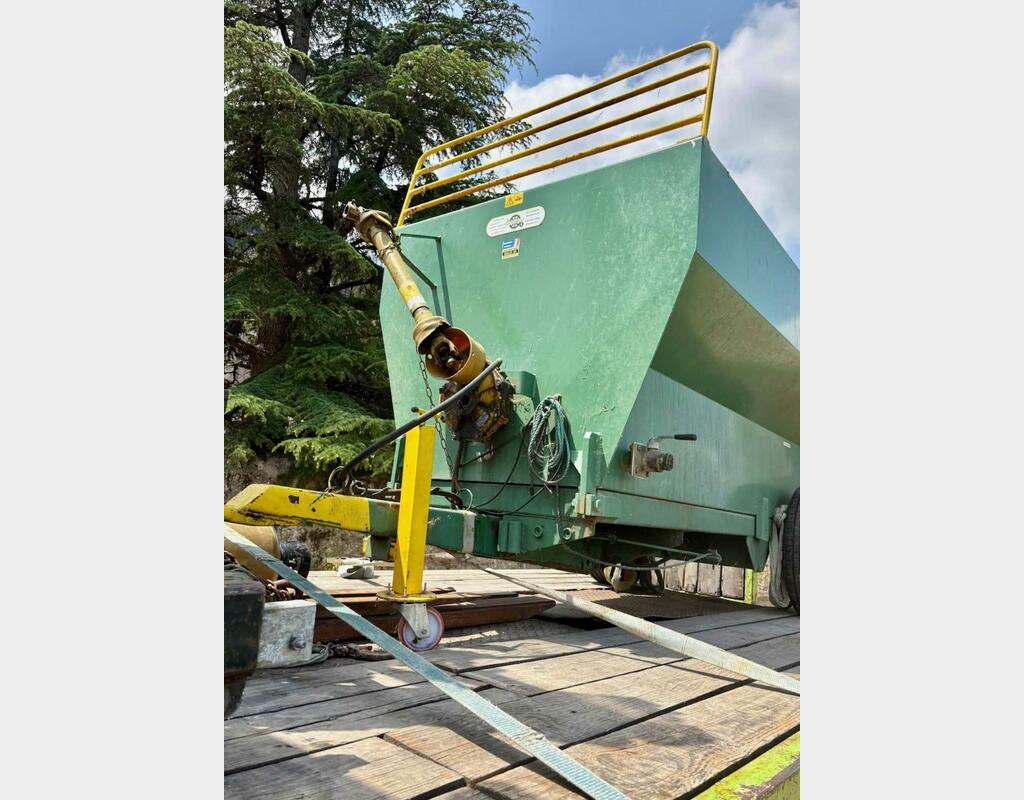 Grape harvest bucket - Tipping