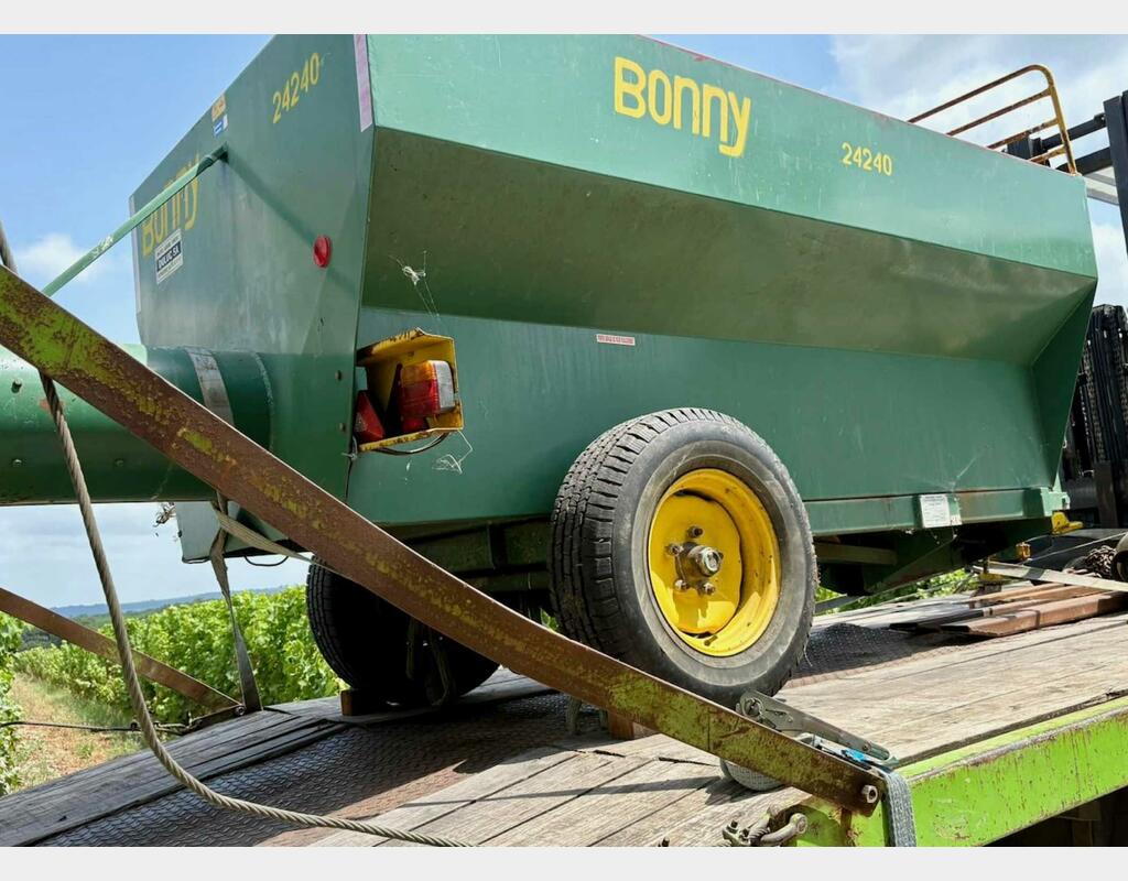 Grape harvest bucket - Tipping
