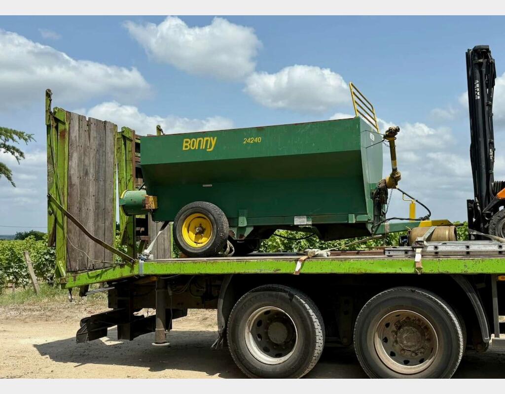 Grape harvest bucket - Tipping