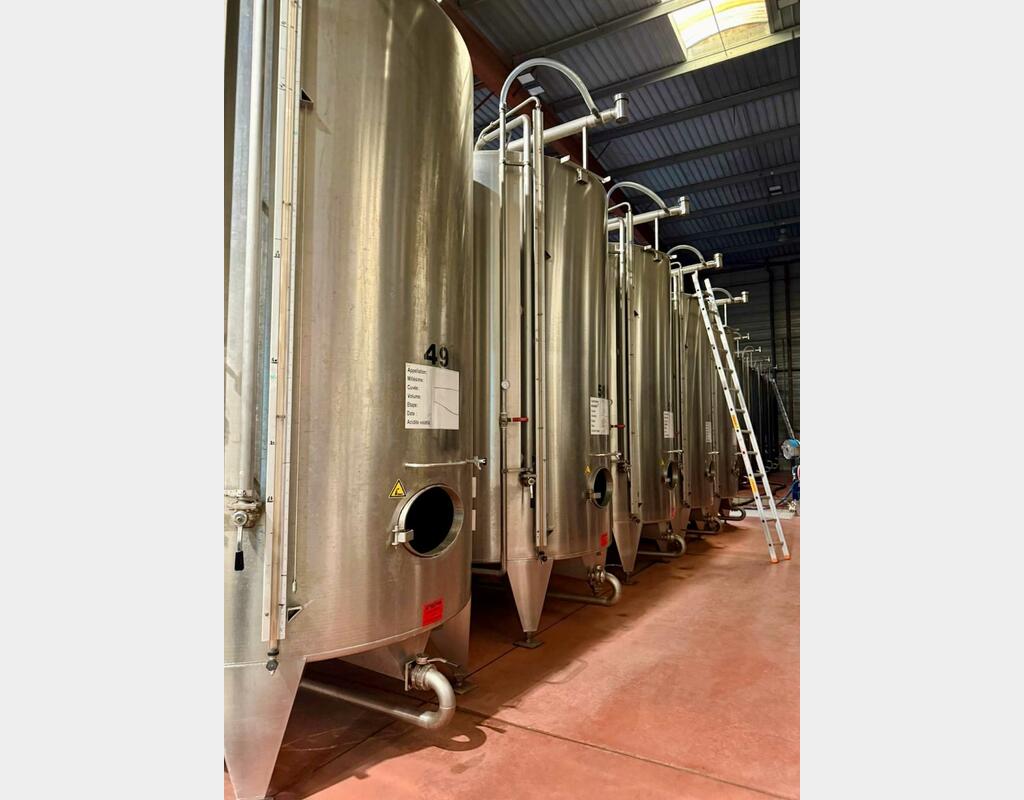 Stainless steel tank - Conical bottom on legs