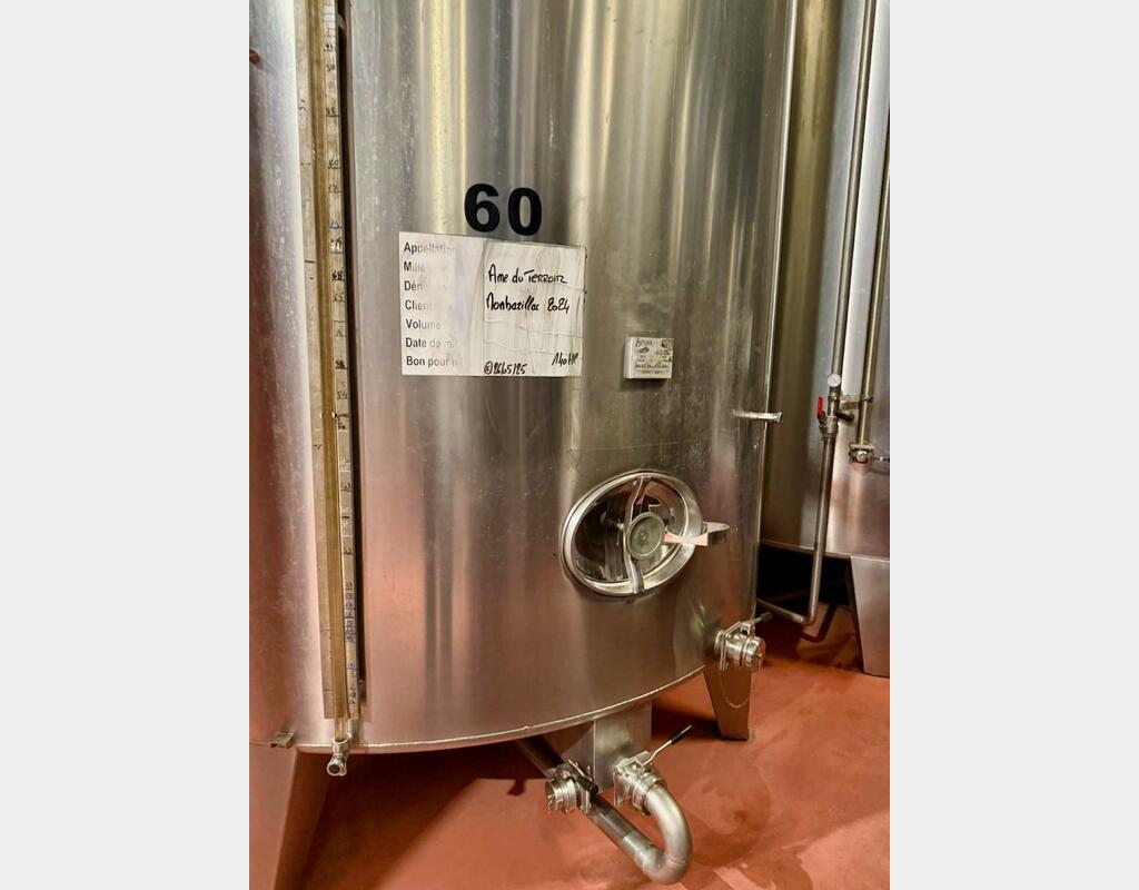 Stainless steel tank - Conical bottom on legs - 184 HL (18,400 litres)