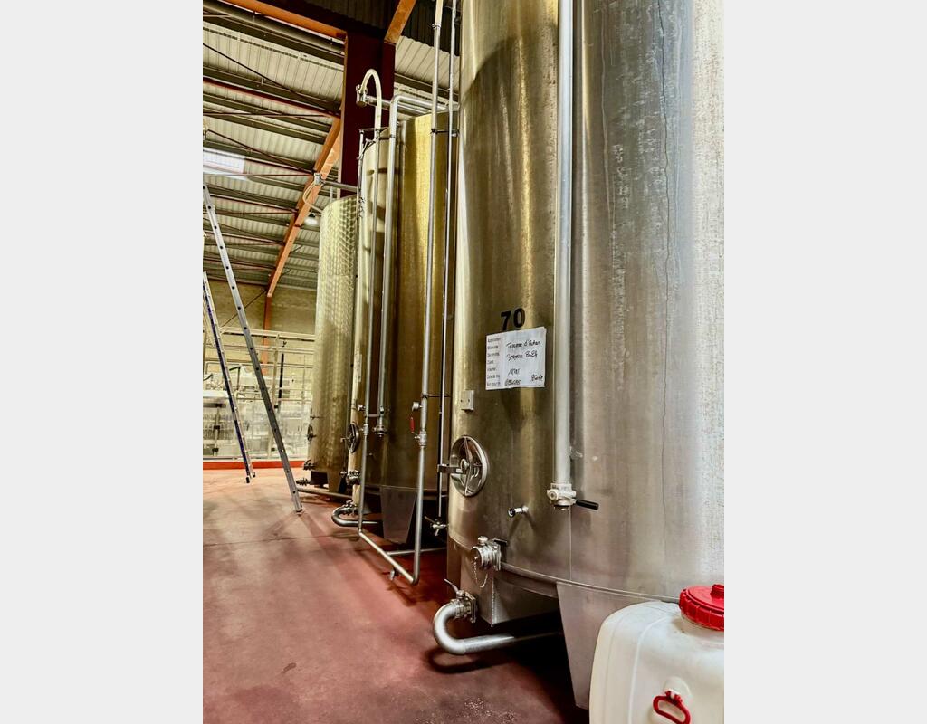 Stainless steel tank - Conical bottom on legs
