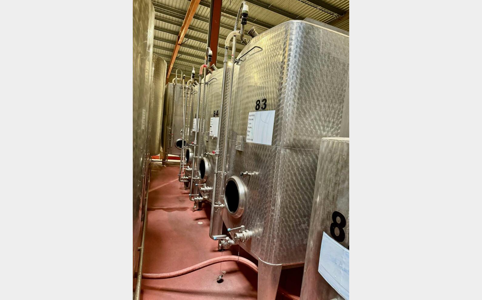 Rectangular stainless steel tank - Conical bottom - Outer finish: waxed