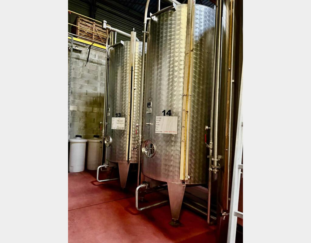 Stainless steel tank - Brushed exterior finish - Conical bottom on legs