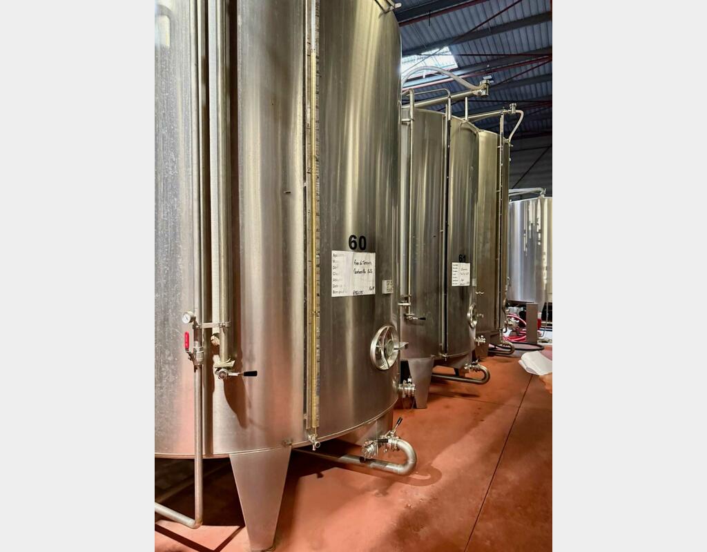 Stainless steel tank - Conical bottom on legs - 184 HL (18,400 litres)