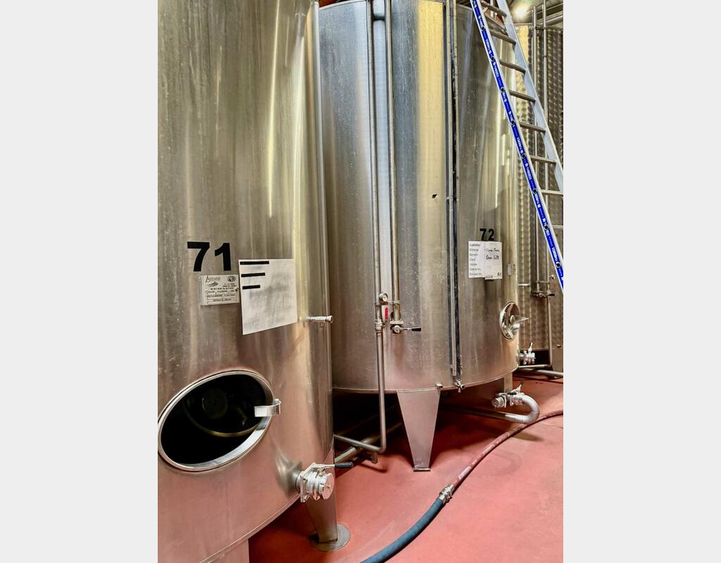 Stainless steel tank - Conical bottom on legs - 184 HL (18,400 litres)