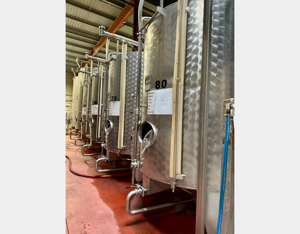 Stainless steel tank - Exterior finish: bush hammered - Conical bottom on legs