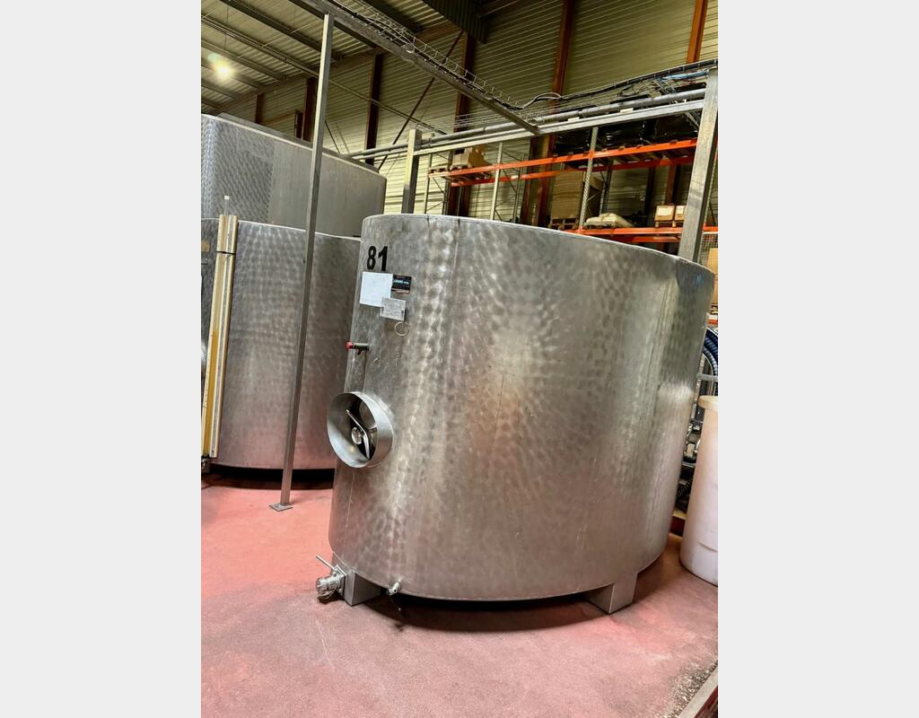 Stainless steel tank - Exterior finish: bush-hammered - Flat bottom with baffle plate