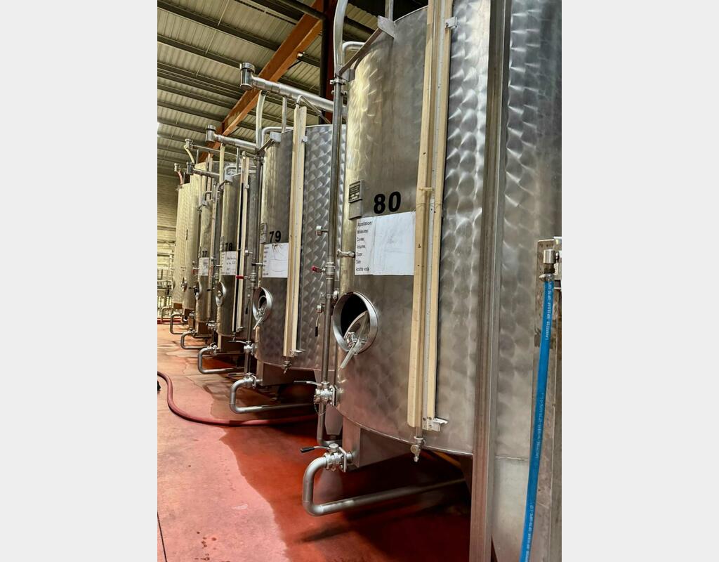 Stainless steel tank - Exterior finish: bush hammered - Conical bottom on legs