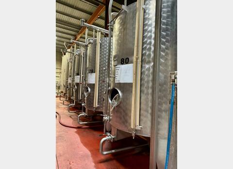 Stainless steel tank - Exterior finish: bush hammered - Conical bottom on legs