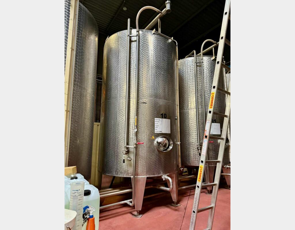 Stainless steel tank - Exterior finish: bush-polished - Conical bottom on legs