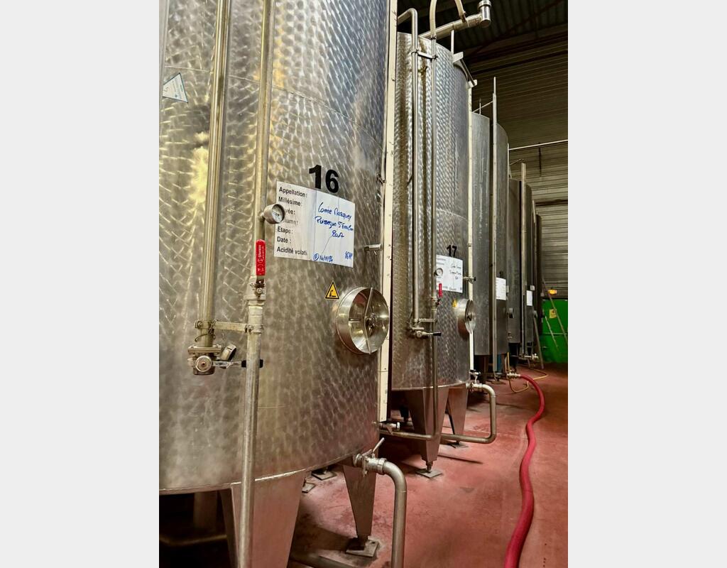 Stainless steel tank - Exterior finish: bush-polished - Conical bottom on legs