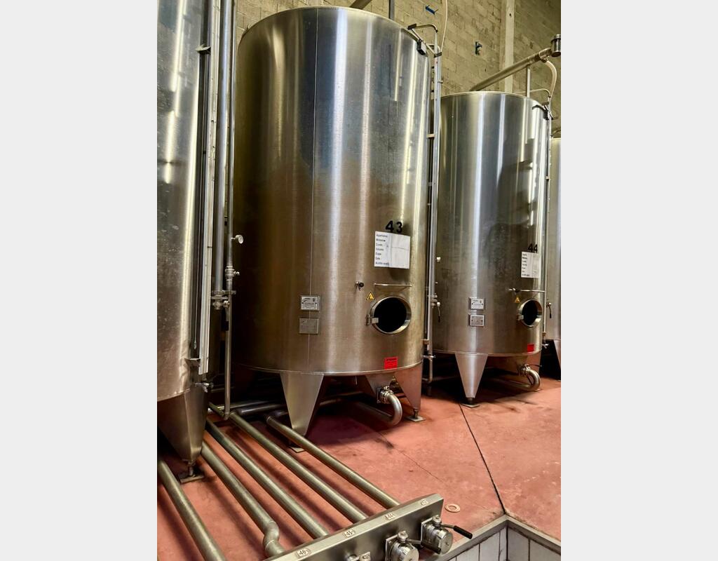 Stainless steel tank - Conical bottom on legs