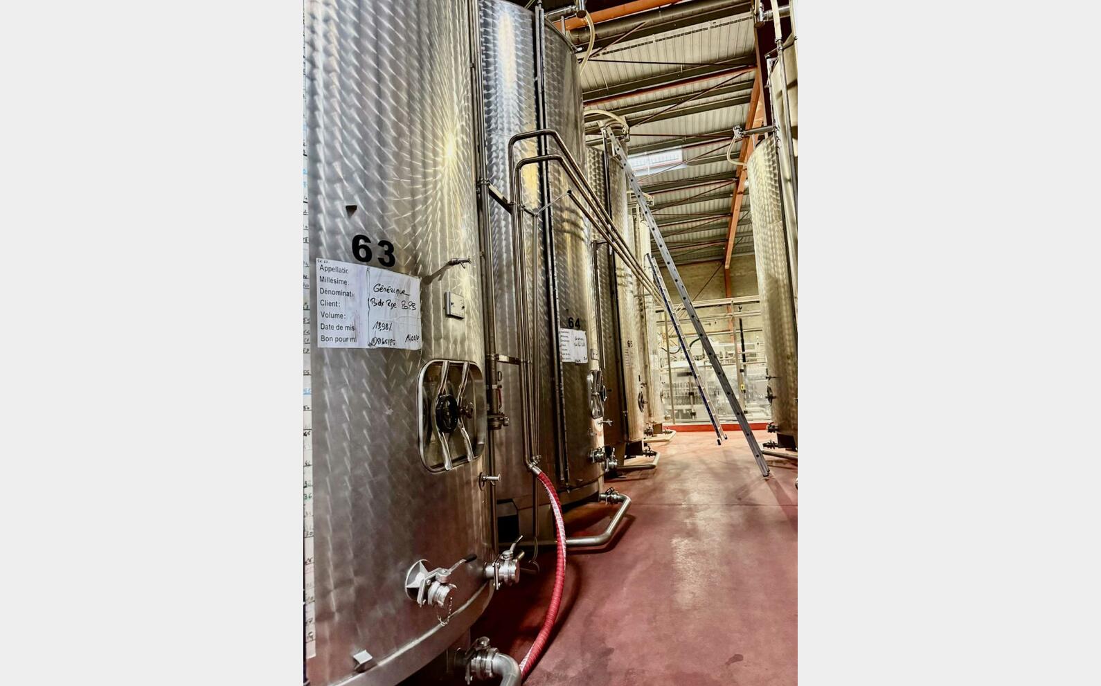 Stainless steel tank - Conical bottom on legs