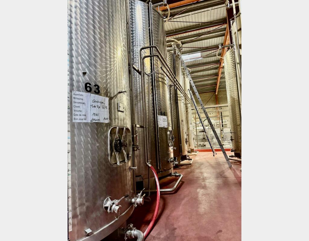 Stainless steel tank - Conical bottom on legs