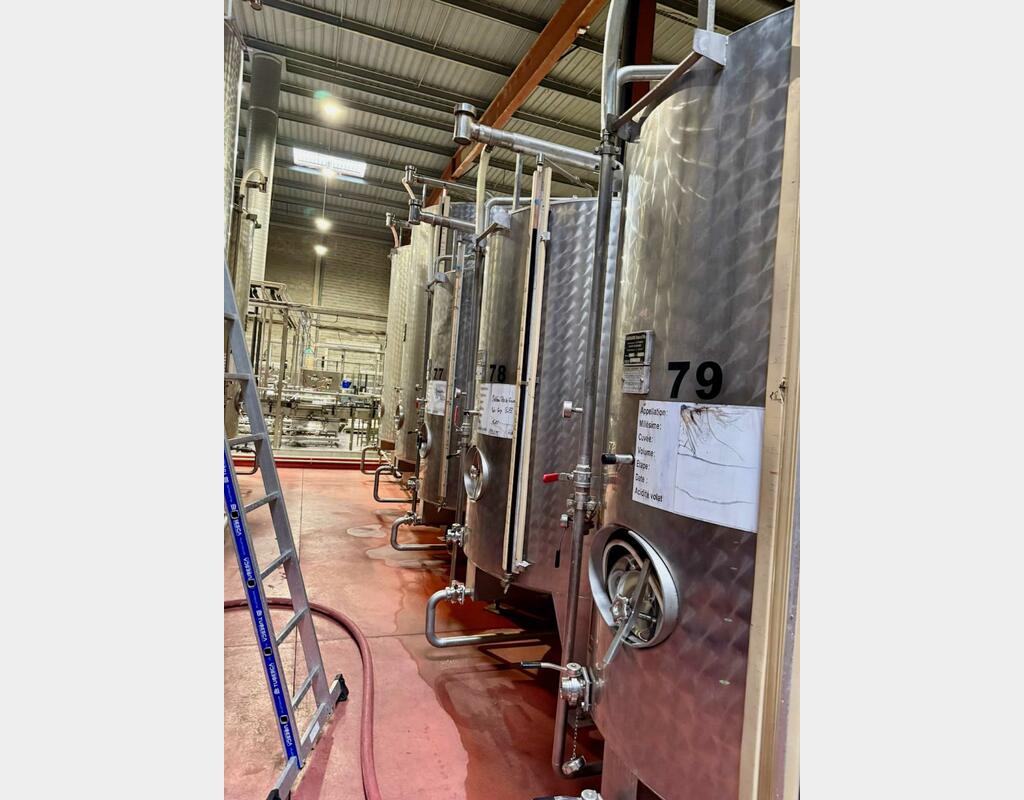 Stainless steel tank - Exterior finish: bush hammered - Conical bottom on legs