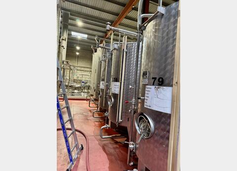 Stainless steel tank - Exterior finish: bush hammered - Conical bottom on legs