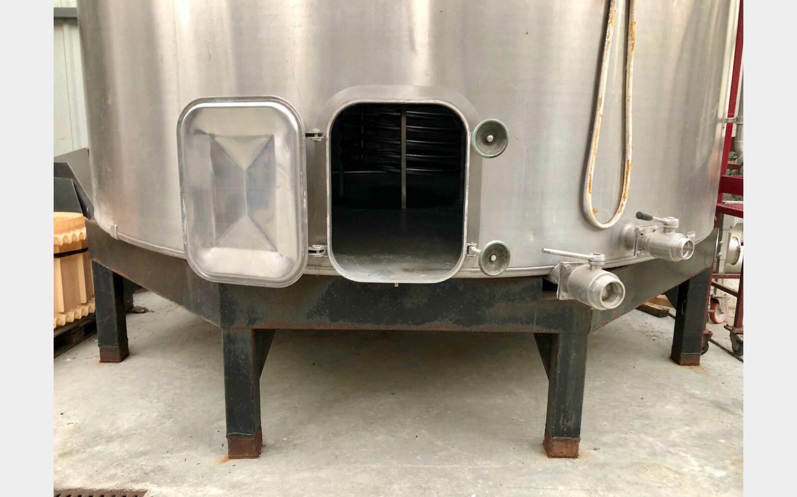 Cuve inox thermor&eacute;gul&eacute;e sur pieds 247 HL (24 700 litres) PIERRE GUERIN