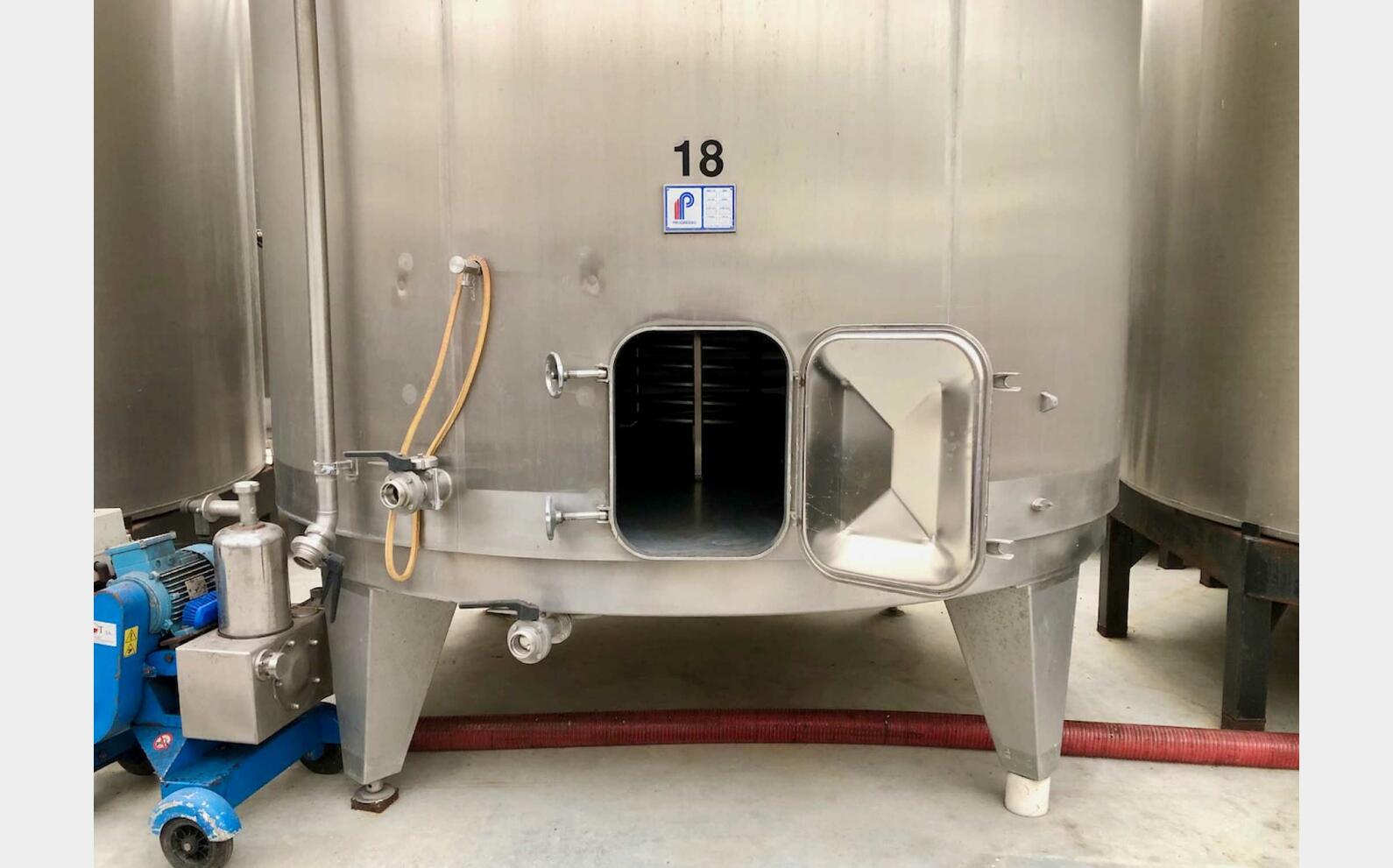 Ss tank - Conical bottom 207 HL (20,700 litres)