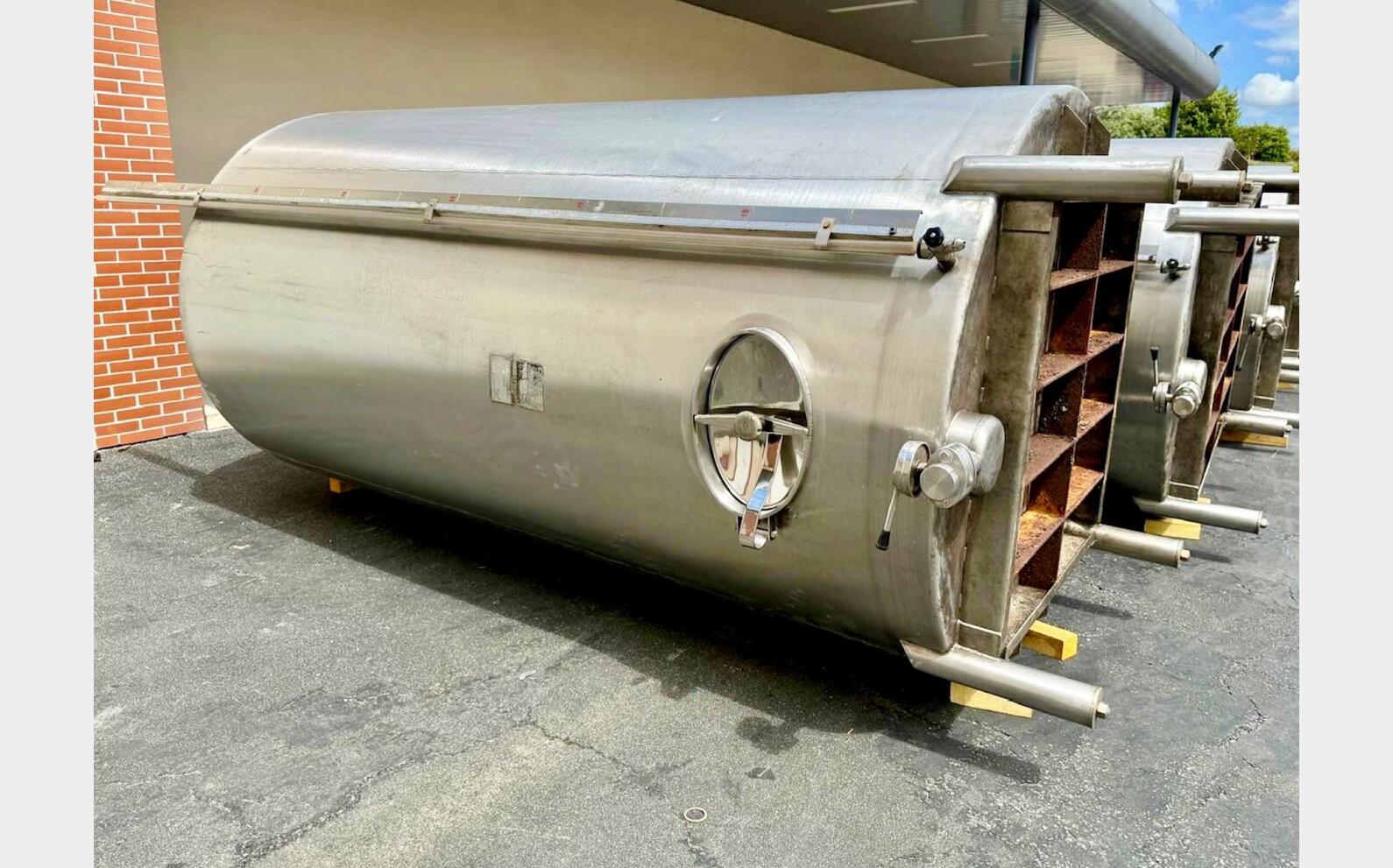 316L ss tank - Flat bottom on feet 60 HL (6 000 litres) PIERRE GUERIN