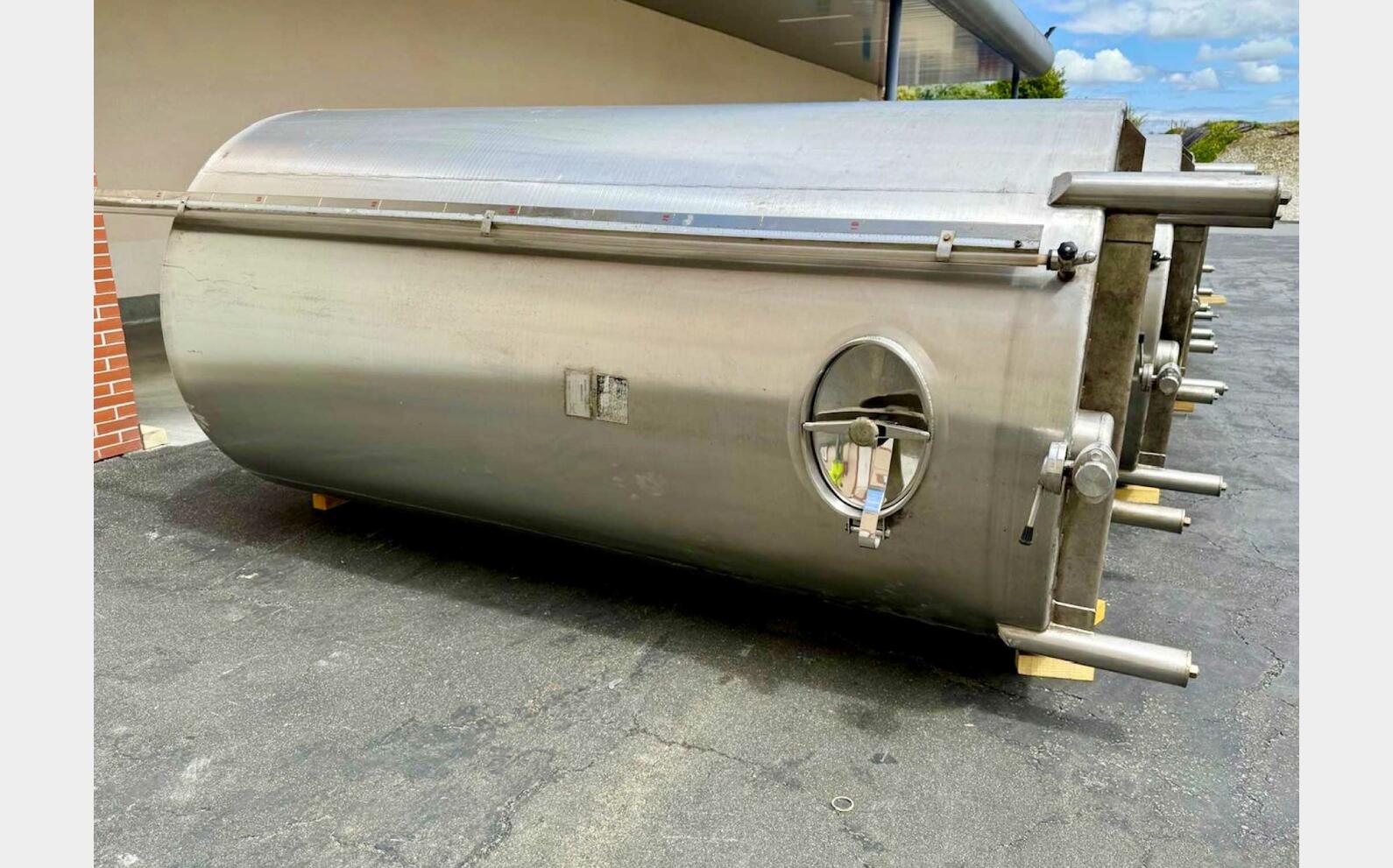 316L ss tank - Flat bottom on feet 60 HL (6 000 litres) PIERRE GUERIN