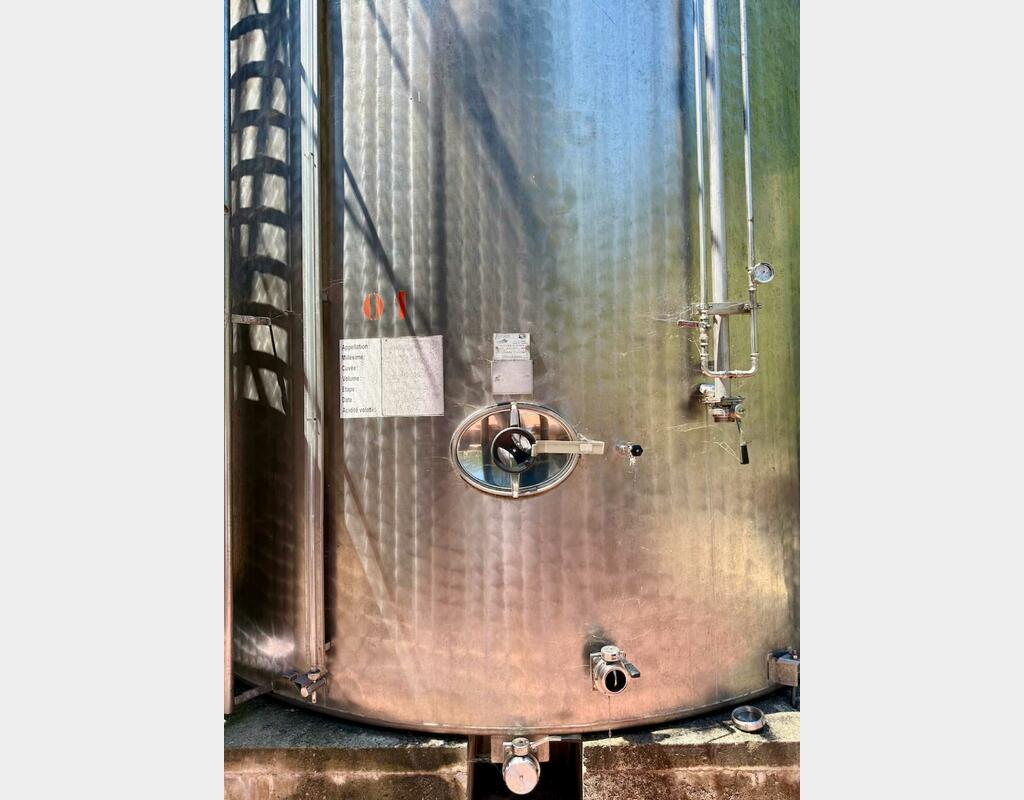 Stainless steel tank - Brushed exterior finish - Flat bottom