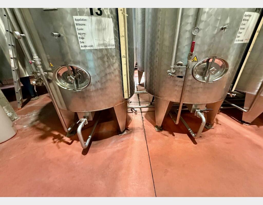 Stainless steel tank - Brushed exterior finish - Conical bottom on legs