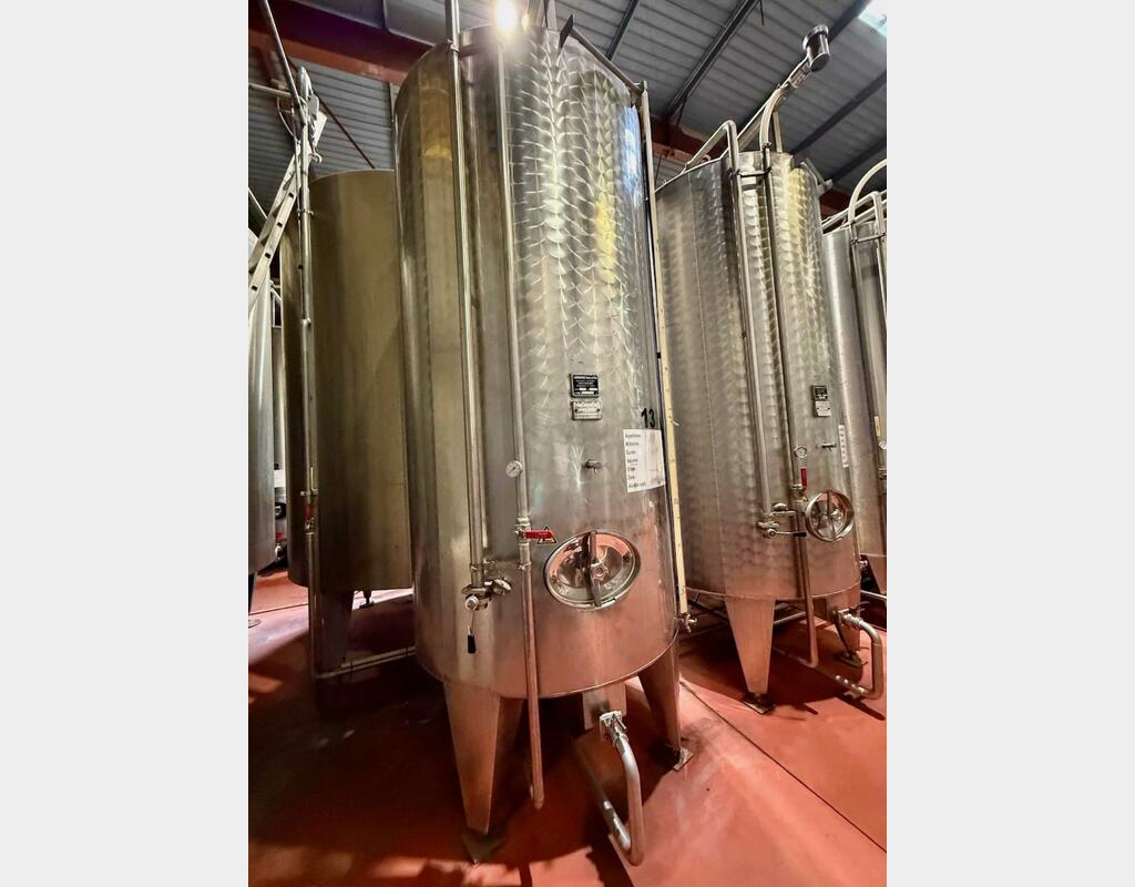 Stainless steel tank - Brushed exterior finish - Conical bottom on legs
