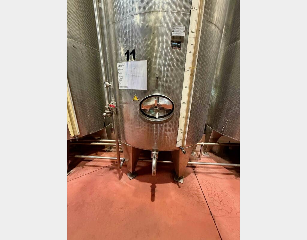 Stainless steel tank - Exterior finish: bush-polished - Conical bottom on legs