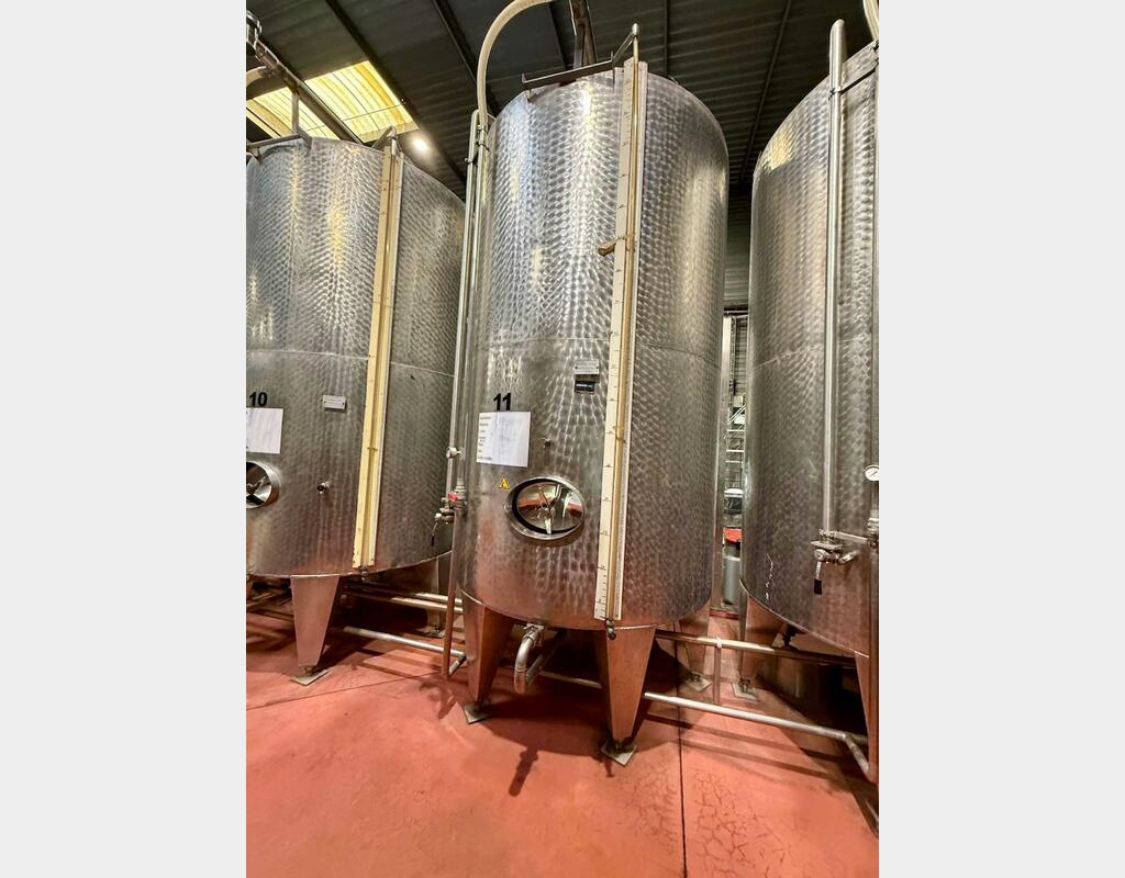Stainless steel tank - Exterior finish: bush-polished - Conical bottom on legs