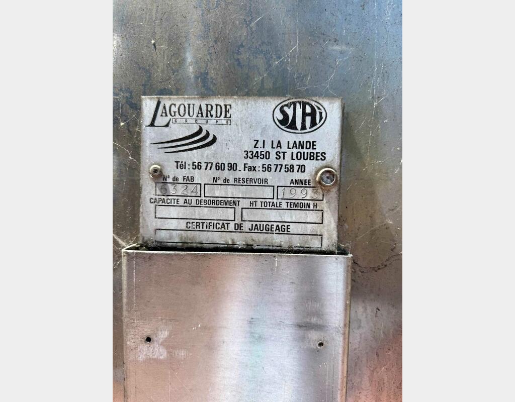 Stainless steel tank - Brushed exterior finish - Flat bottom