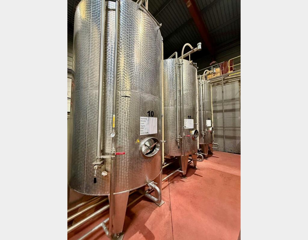 Stainless steel tank - Exterior finish: bush-polished - Conical bottom on legs