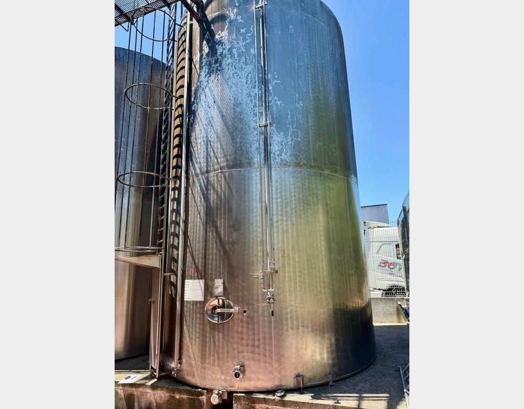 Stainless steel tank - Brushed exterior finish - Flat bottom