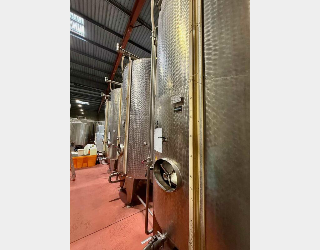 Stainless steel tank - Exterior finish: bush-polished - Conical bottom on legs