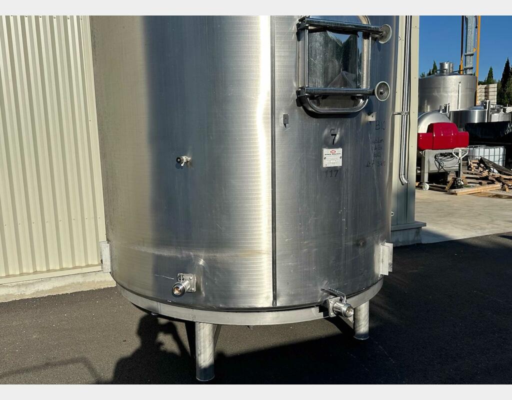 Closed stainless steel tank - Temperature controlled