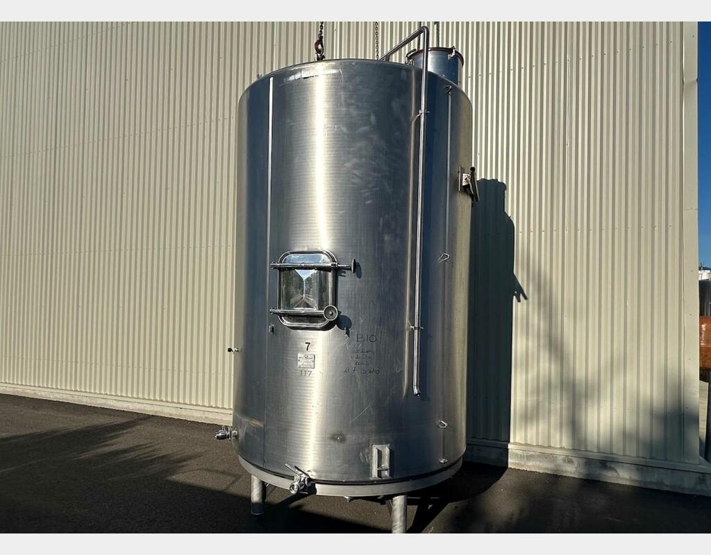 Closed stainless steel tank - Temperature controlled