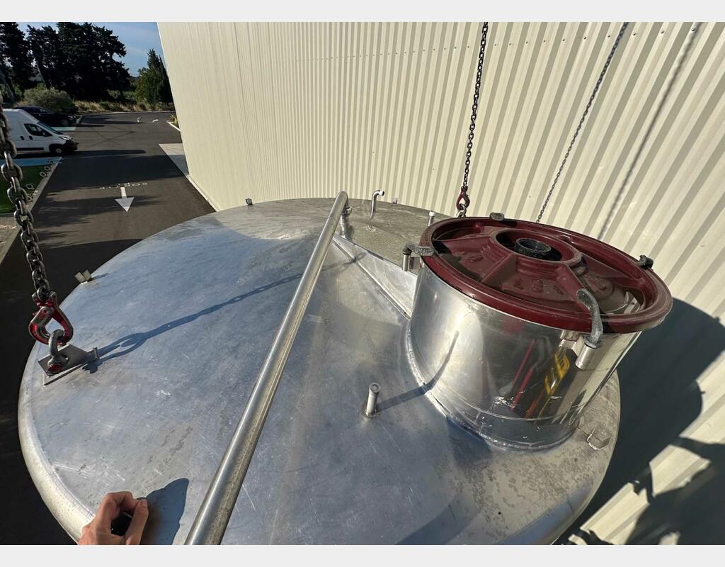 Closed stainless steel tank - Temperature controlled