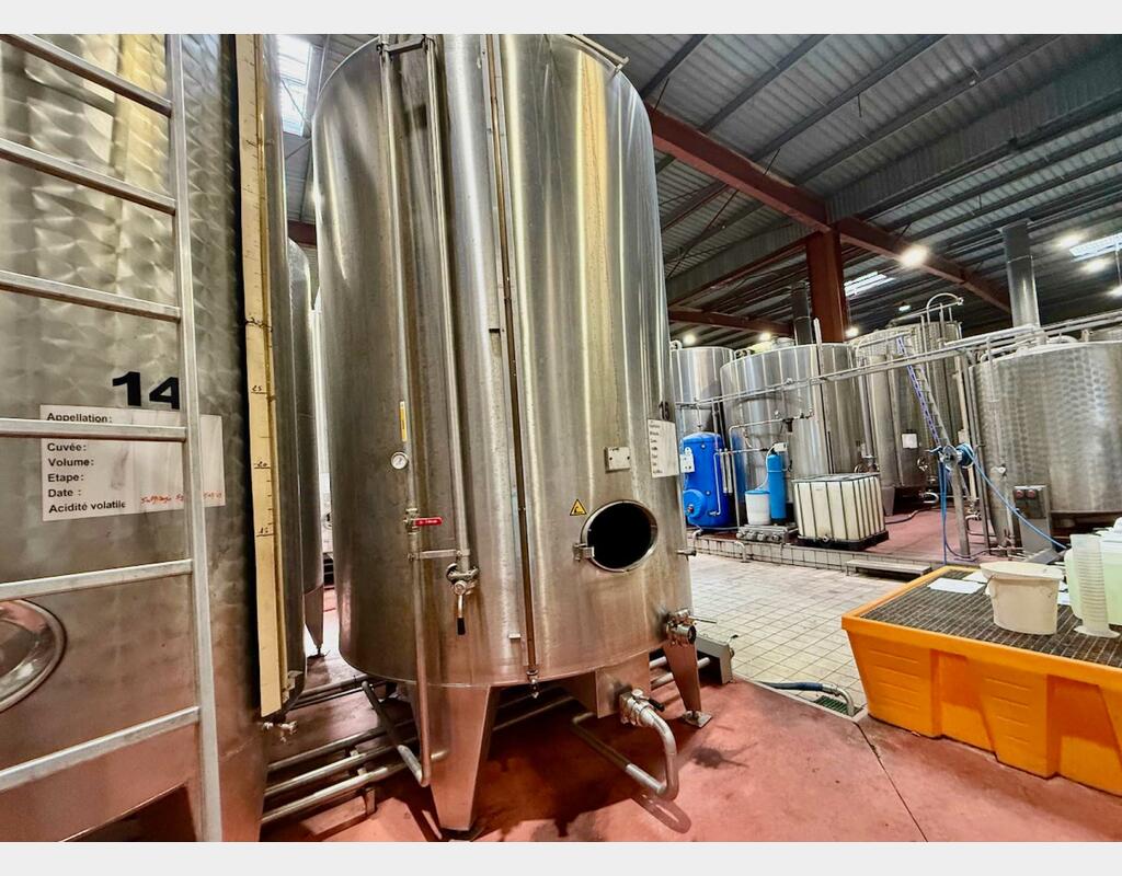 Stainless steel tank - Conical bottom on legs