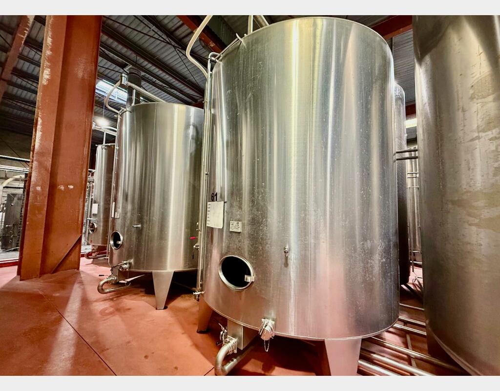 Stainless steel tank - Conical bottom on legs - 184 HL (18,400 litres)