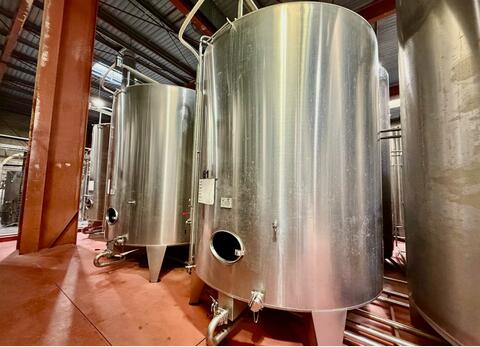 Stainless steel tank - Conical bottom on legs - 184 HL (18,400 litres)