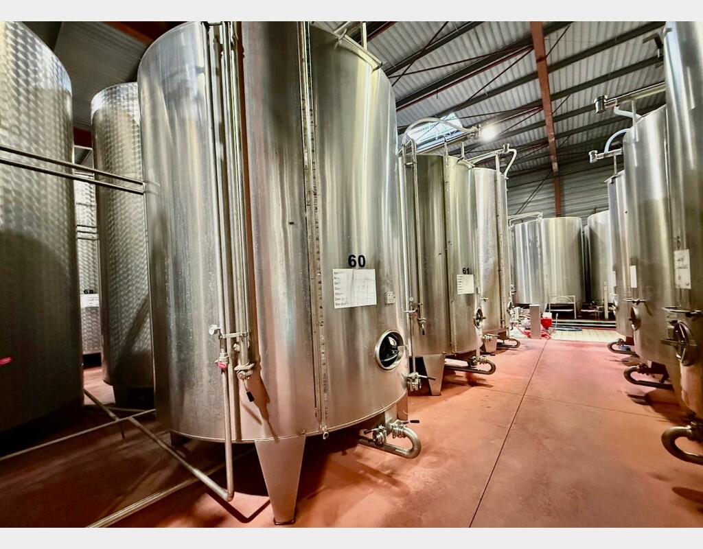 Stainless steel tank - Conical bottom on legs - 184 HL (18,400 litres)